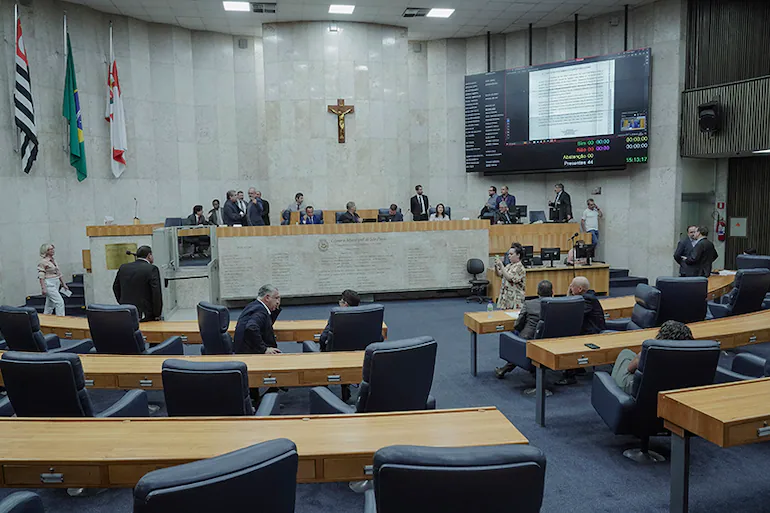 Vereadores de São Paulo aumentam os próprios salários em 37% 1 mês após eleição