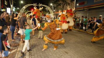 Parada Natalina com a Família Rena promete encantar público nesta terça-feira na Rua 14 de Julho