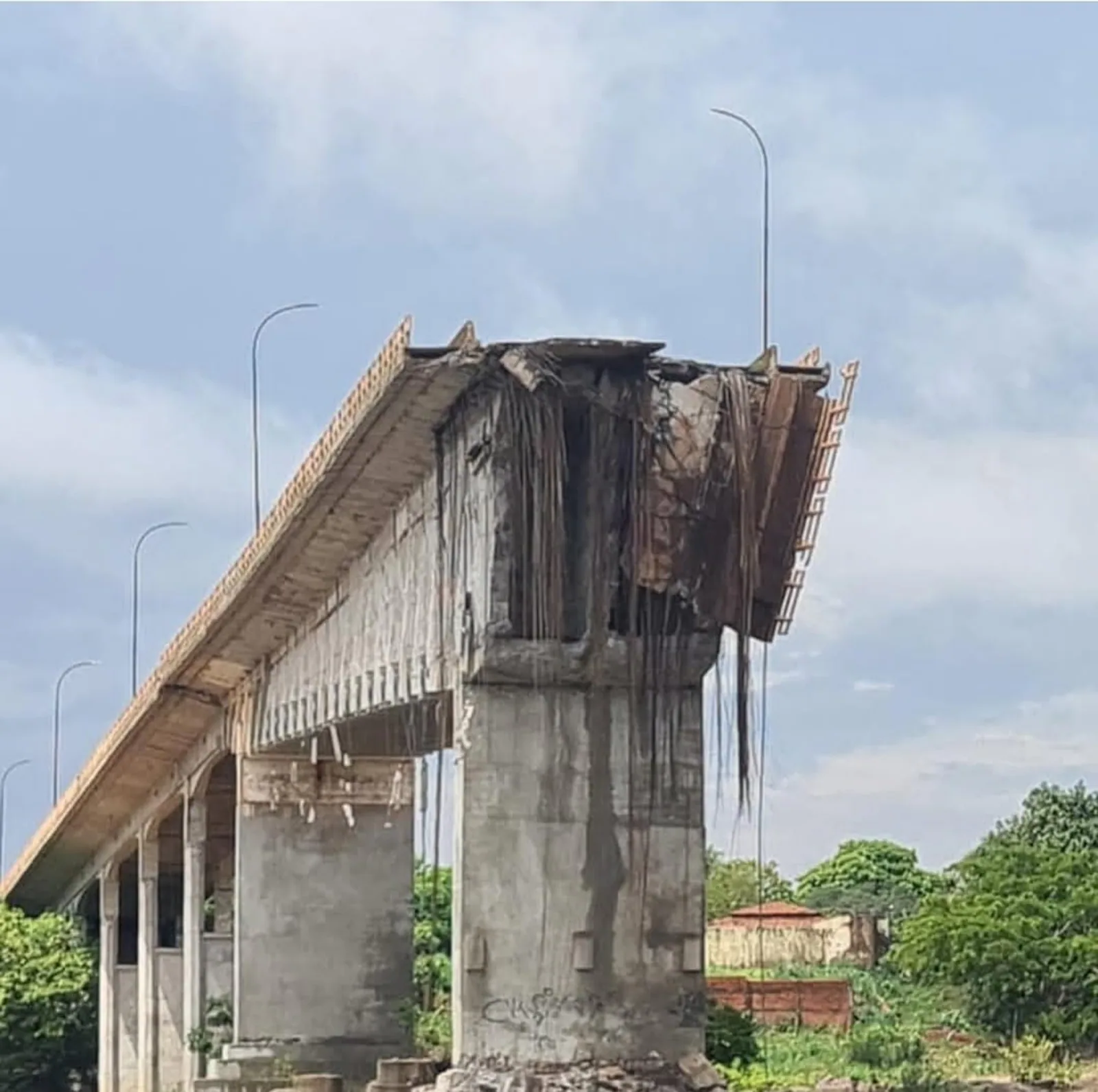 Por suspeita de contaminação da água, captação no Rio Tocantins é suspensa após ponte cair