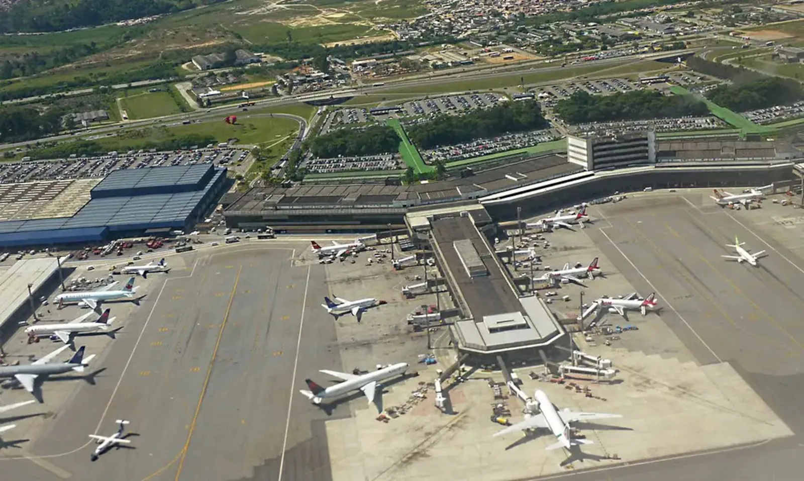 Aeroporto de Guarulhos bate recorde de passageiros em 2024, com 43,6 milhões de pessoas