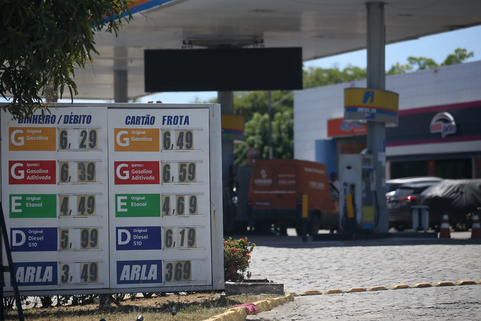 Gasolina deve ficar R$ 0,10 mais cara a partir de sábado com aumento do ICMS