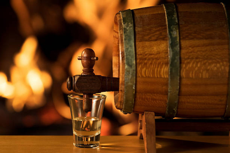 Hoje é Dia da Cachaça: símbolo da cultura brasileira é celebrado com orgulho e tradição