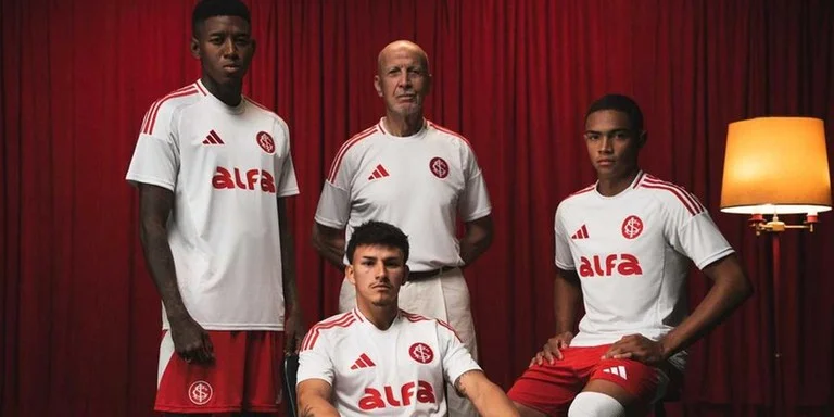 Inter lança novo uniforme branco para 2025 com homenagem a ídolo e referência ao título de 1975