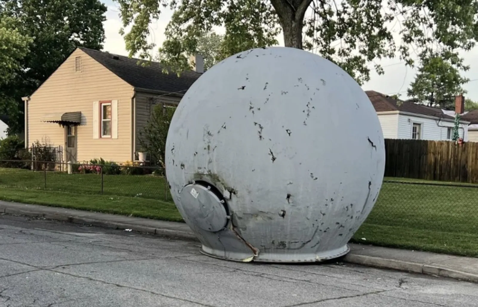 Estrutura gigante cai do céu no meio da rua de cidade dos EUA durante tempestade