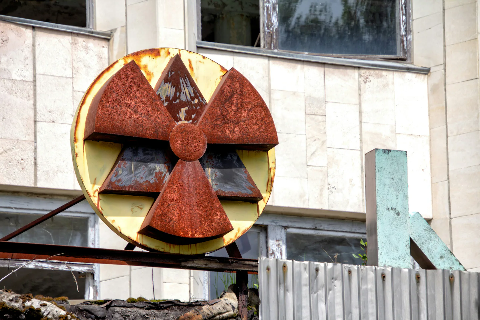 Cidade bombardeada por 450 bombas nucleares vive epidemia de câncer e distribui ‘passaportes de radiação’
