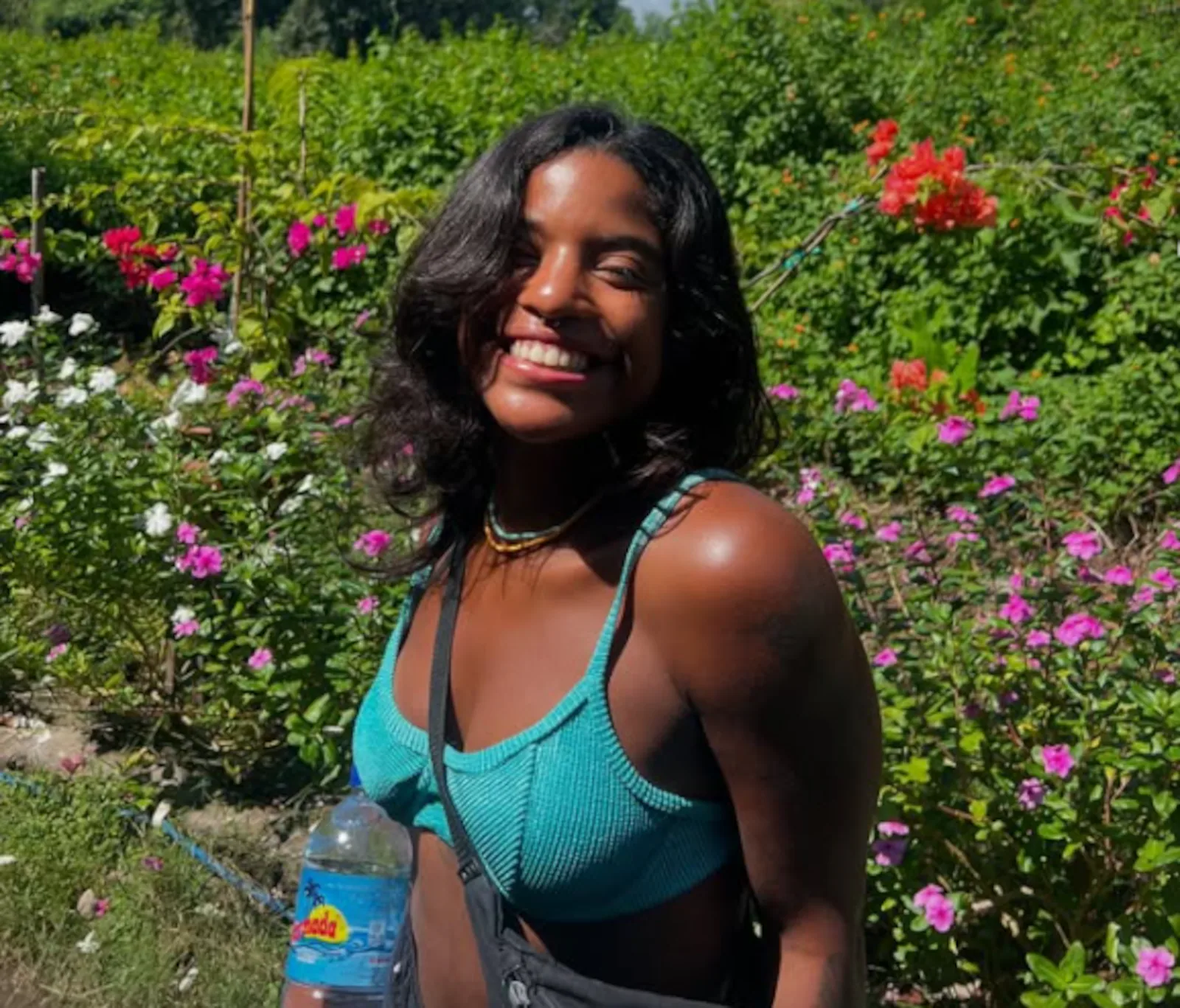 Brasileira que caiu em vulcão na Indonésia é encontrada morta nesta terça, diz família