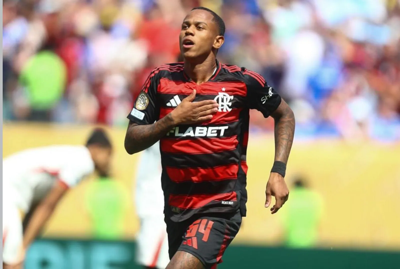 Artilheiro do Flamengo no Mundial tem salário de R$ 16,5 mil e multa perigosa