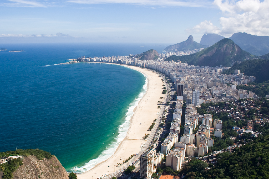 Copacabana perdeu 10% da faixa de areia nos últimos dez anos, segundo estudo da UFRJ