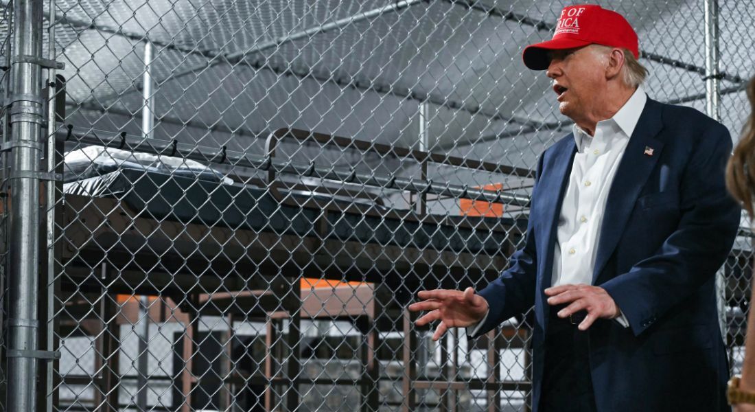 Trump diz que migrantes terão de ''saber correr de jacarés'' ao inaugurar prisão na Flórida