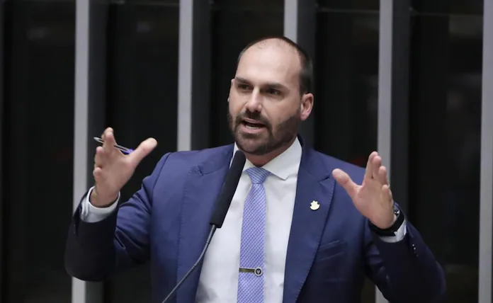 Eduardo grava novo vídeo pedindo que Trump puna Moraes e outros políticos do Brasil