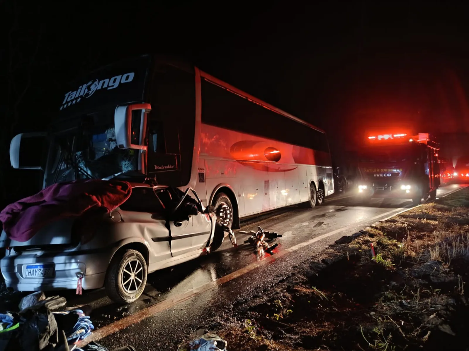 Acidente entre carro e ônibus de turismo mata três adultos e duas crianças em Minas Gerais
