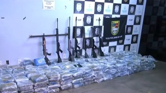 Carga com fuzis e meia tonelada de maconha é interceptada em Manaus (AM)