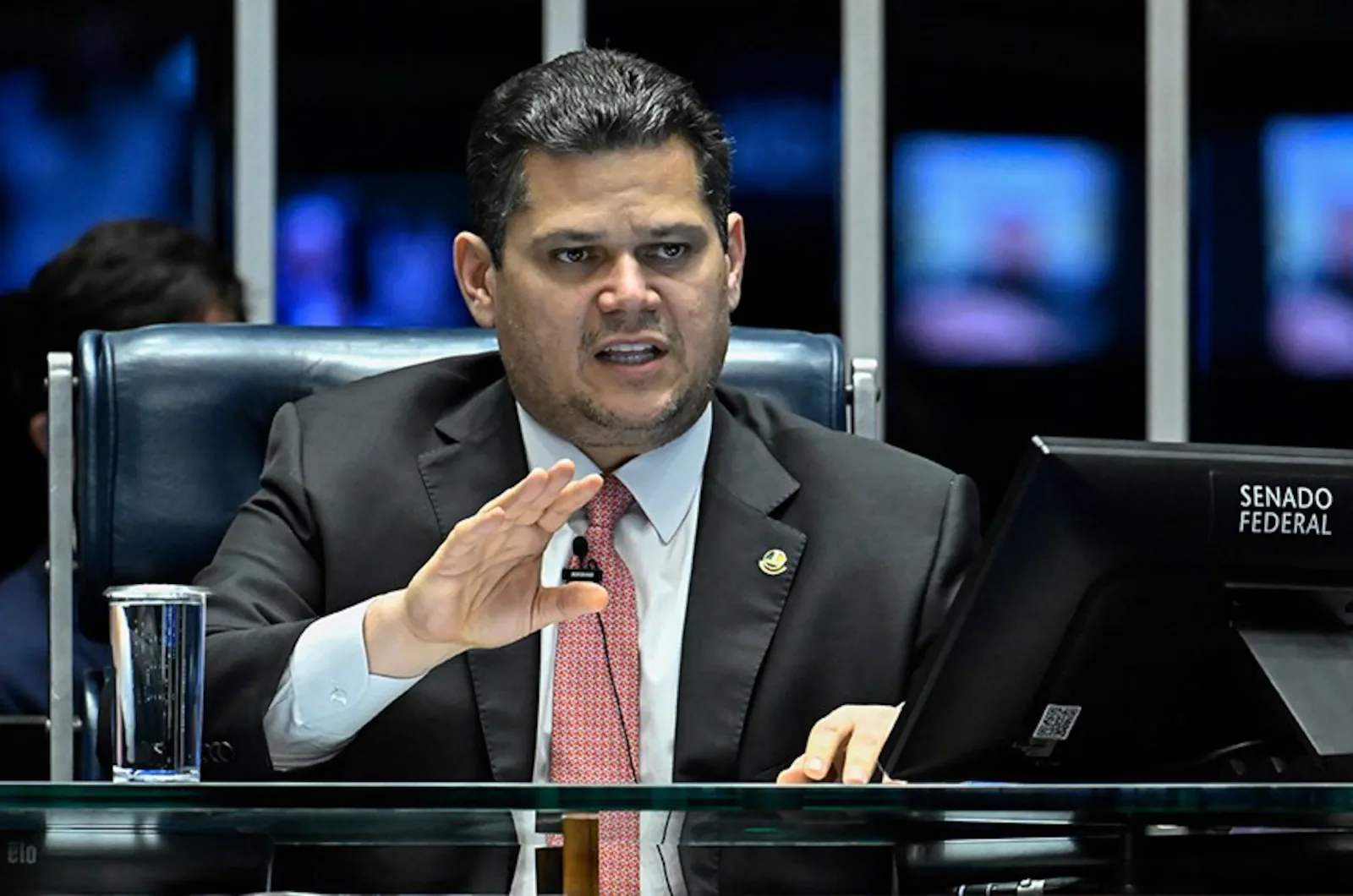 Alcolumbre determina sessão remota no Senado após obstrução a favor de Bolsonaro