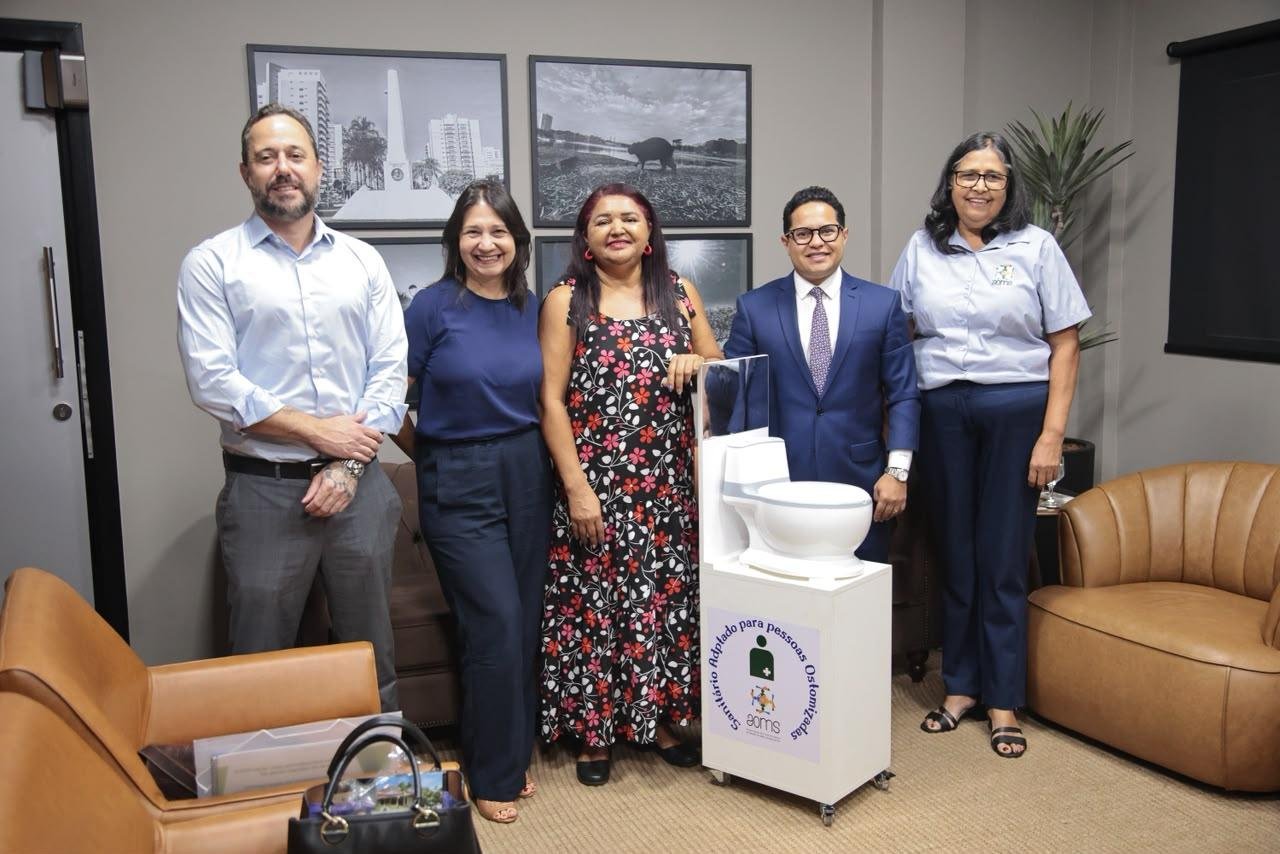 Câmara firma compromisso com Associação para ter banheiro adaptado para ostomizados