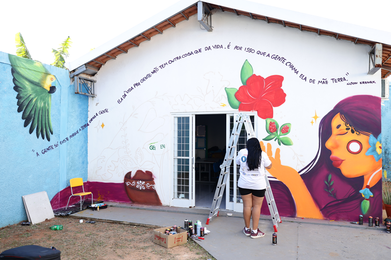 Obras com tintas naturais transformam muros de escolas