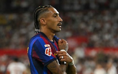 Flick exalta Raphinha no Barcelona após hat-trick e celebra renovação: ‘Capitão perfeito’