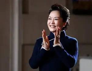 Quem é Peng Liyuan, primeira-dama da China que chamou a atenção durante visita aos EUA