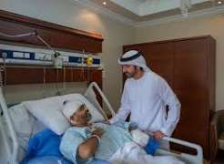 Príncipe herdeiro de Dubai visita piloto esfaqueado que salvou a vida de 180 pessoas em voo