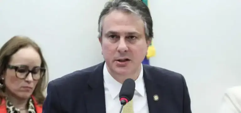 Camilo Santana diz que Flávio Bolsonaro é quem mantém relação pessoal com Daniel Vorcaro