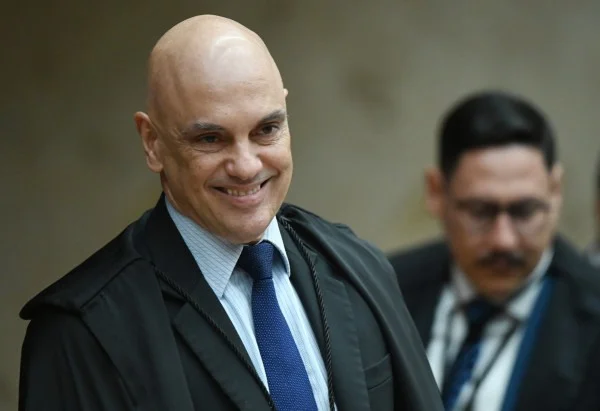 Moraes autoriza retomada de visitas de Flávio a Jair Bolsonaro