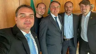 Flávio Bolsonaro recebe 175 vezes mais doações que Lula após primeiro turno