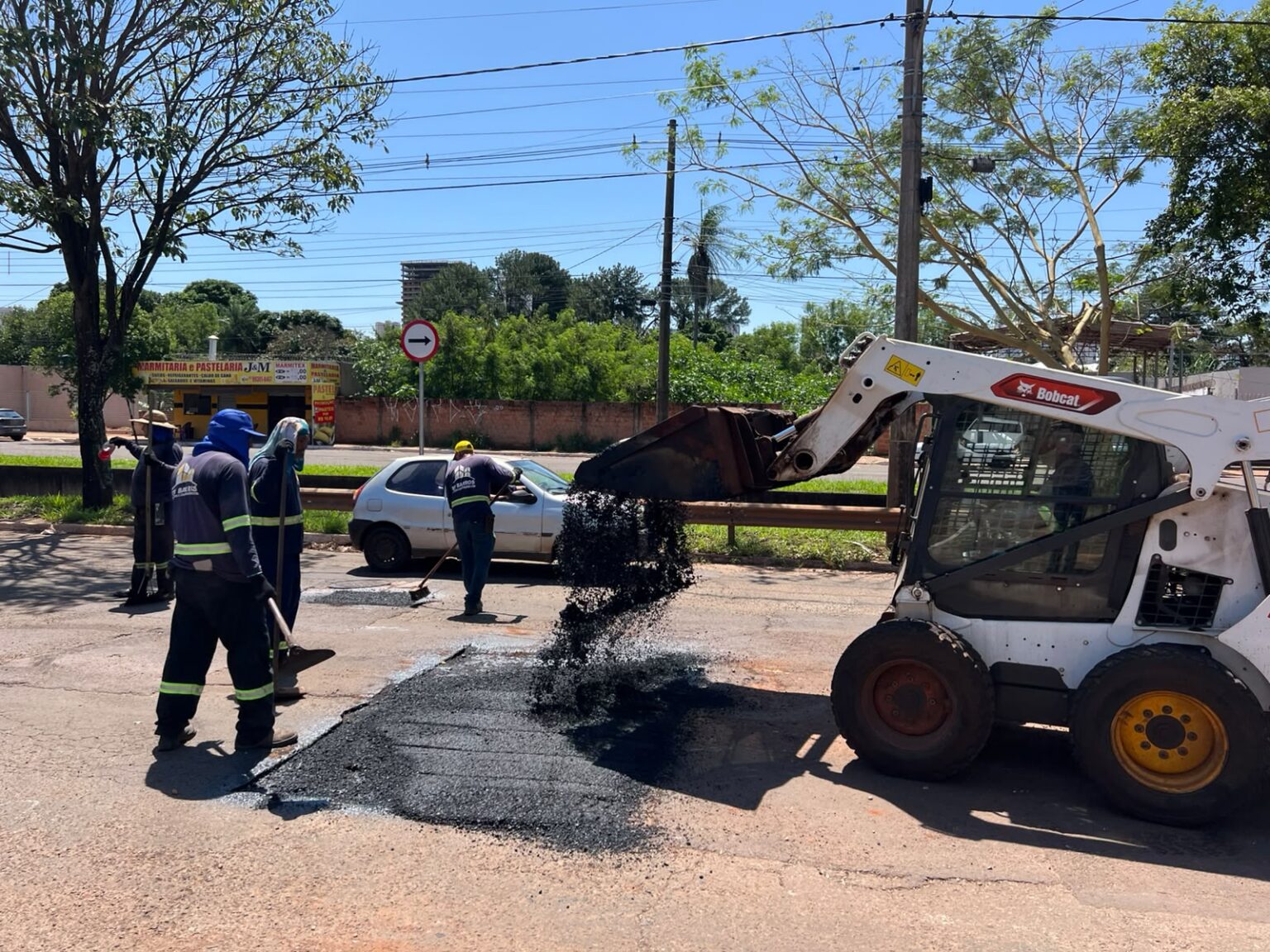 Doze frentes de tapa-buraco atuam em diferentes bairros da Capital  