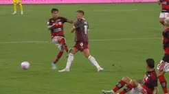 Comissão de Arbitragem analisa se afasta juiz do Fla-Flu por erro inaceitável. ‘Os árbitros têm medo de expulsar jogadores do Flamengo’, acusa Samuel Xavier