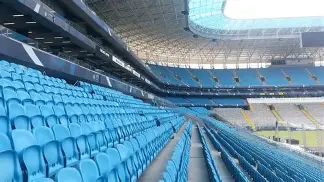 Ele transformou a paixão pelo futebol em fábrica de bandeirões que fatura R$ 40 mil por mês