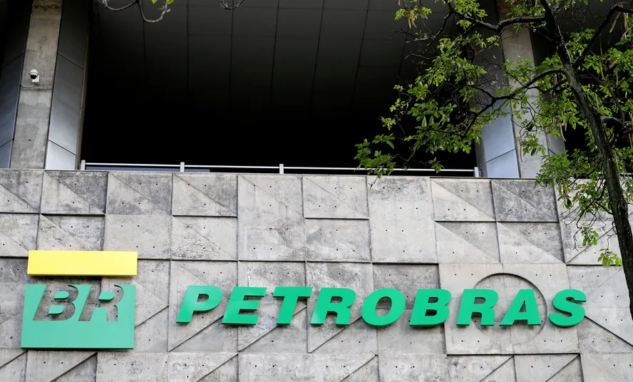 Petrobras (PETR4) passa a cair, apesar de disparada do petróleo no exterior
