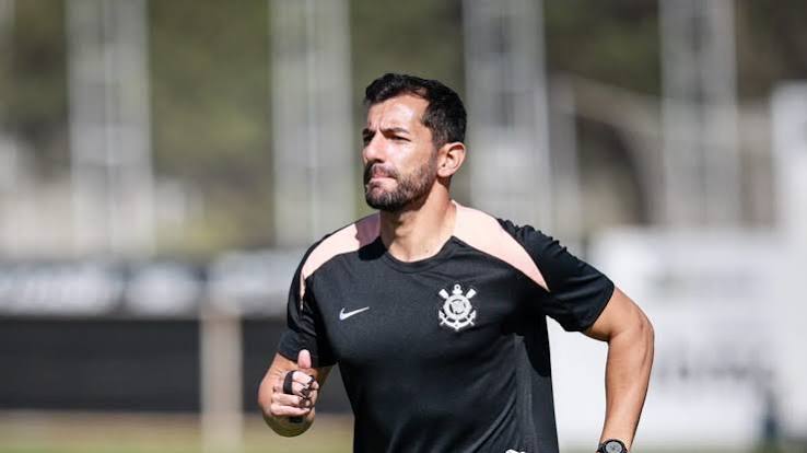 Corinthians troca de interino e terá Léo Porto no comando contra o Vitória; conheça o auxiliar