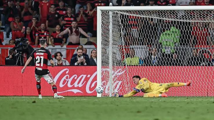 ‘Não vou ensinar jogadores desse nível a baterem pênaltis.’ Jardim repassa frustrante eliminação do Flamengo ao time. Estudiantes na final contra o Palmeiras