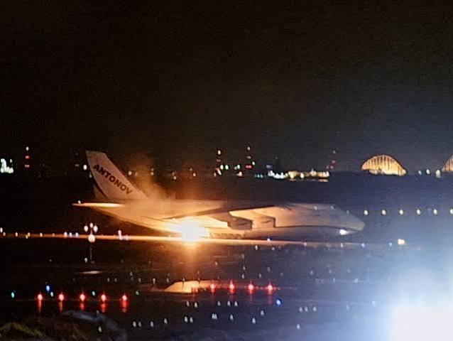 Avião de carga ucraniano sofre incidente com fogo em aeroporto japonês