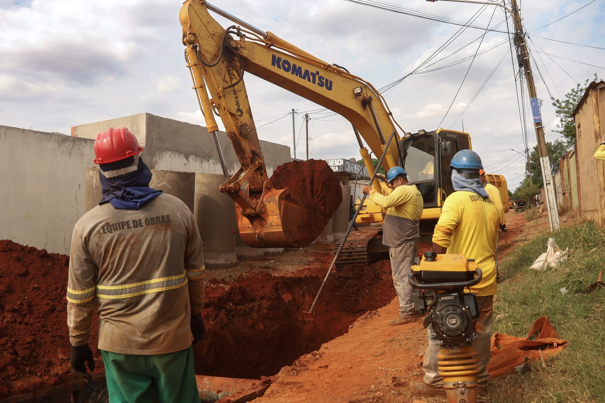 Obras de drenagem bloqueiam cruzamento na Capital