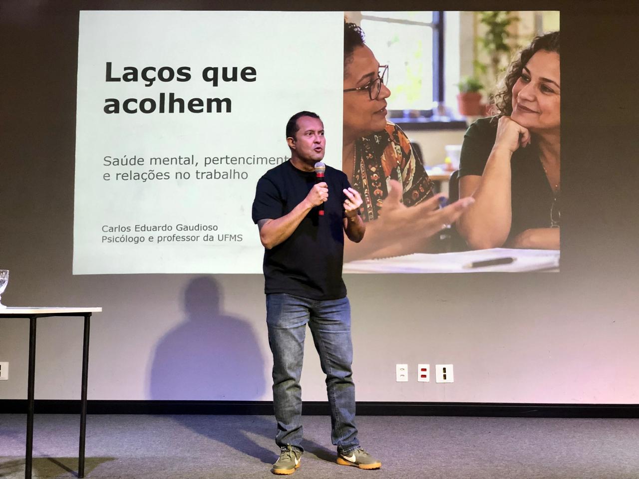 Semed debate saúde mental e vínculos no trabalho escolar 